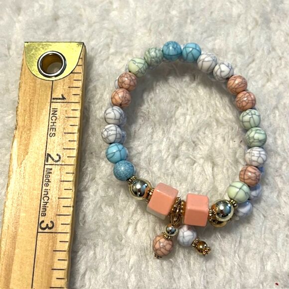 Lot of 2 White & Multicolored Pastel Beaded Gold Tone Charm Elastic Bracelets - Picture 5 of 5